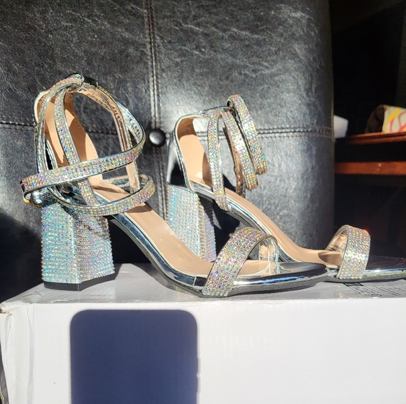 Gorgeous glam shoes. Silver, shiny, and waiting for your fabulous event.Size 6.5 - Picture 2 of 3